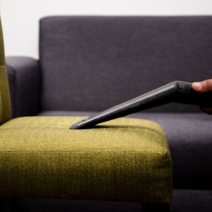 Sofa cleaning with an extractor nozzle